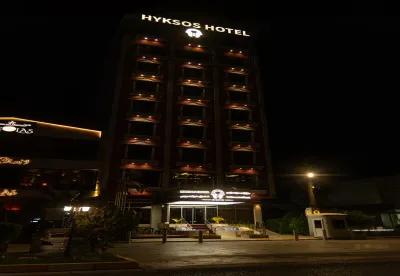 بورجی Hyksos Hotel لە شەودا لە عەنکاوا ڕووناک کراوەتەوە