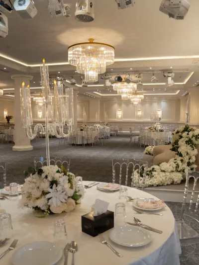 هۆڵی گەورە ئامادەکراوە بۆ ئاهەنگی هاوسەرگیری بە چرا و گوڵ