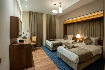 Twin Room بە دوو تەخت، مێز و دۆلابی جل